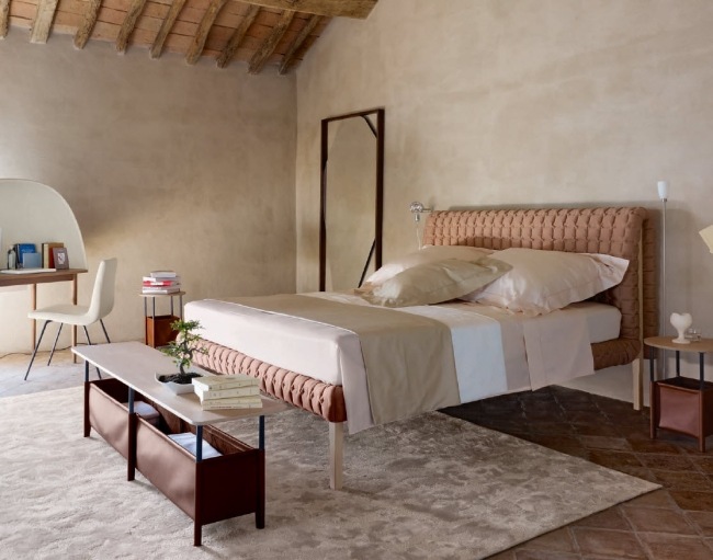 Dizajn postele RUCHE čelo postele ligne roset ružový drevený rám