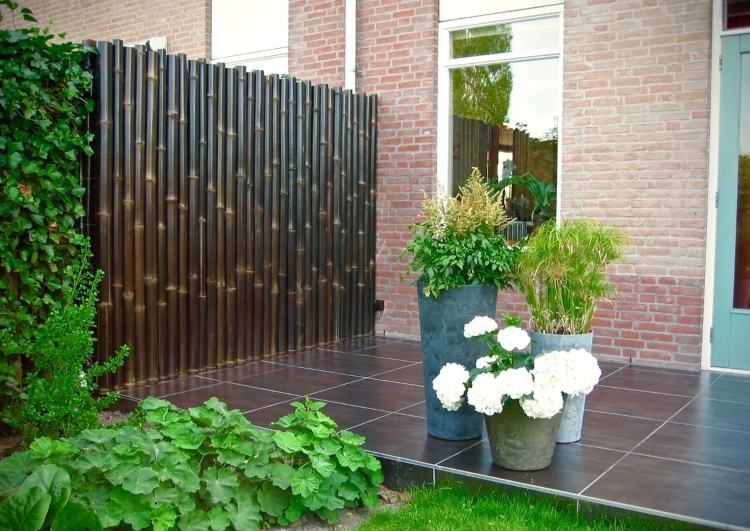 Plot z bambusového rohože si vyrobte sieťky na ochranu súkromia na terase