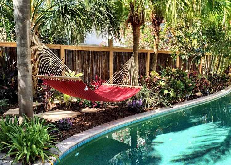 Bambus okolo bazéna ako súkromná záhrada s palmami