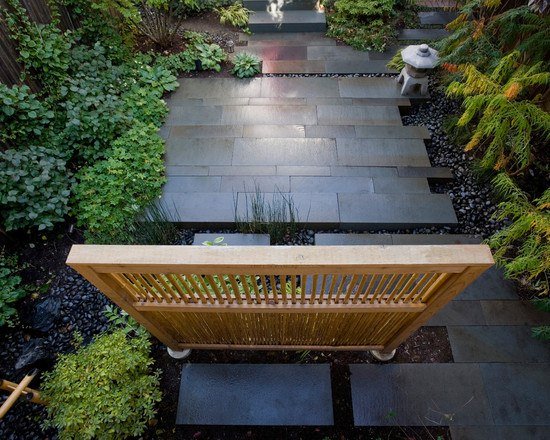 Bambusové sieťky na ochranu osobných údajov rozdeľujú záhradné dlažobné kocky