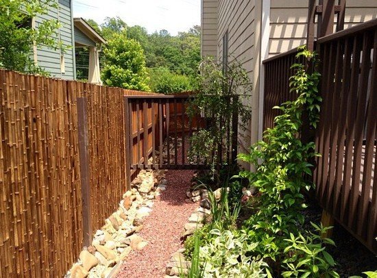 Stonky bambusu kamienková pôda ležala záhradná cesta