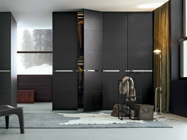 Dizajnový dizajnový prvok z nehrdzavejúcej ocele potiahnutej kožou Poliform