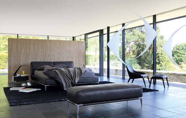 čalúnená posteľ roche bobois čierna koža