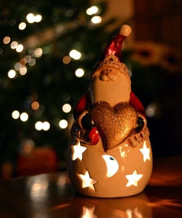 Santa Claus ako lampáš krásne lampióny vianočné ozdoby aranžujú chladné vianočné ozdoby