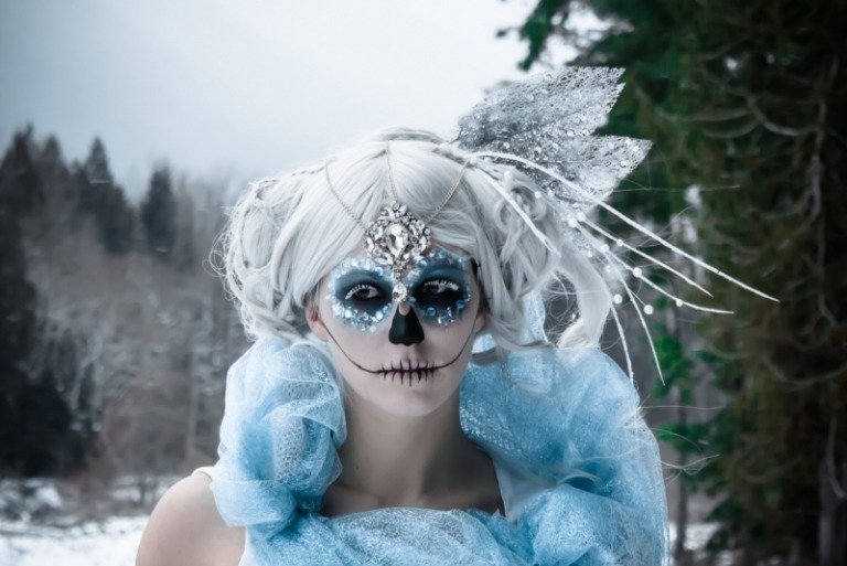 Čarodejnícka farba na tvár - ľadová kráľovná Halloweenske tipy na líčenie-ženy-nápady na tvár-zombie