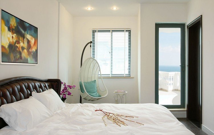 závesné kreslo-rám-vo vnútri spálne-biela-manželská posteľ