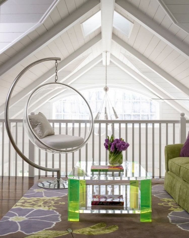 závesná stolička-rám-vo vnútri-bublinková stolička-transparentná-akrylová-konferenčný stolík-kvetinový koberec