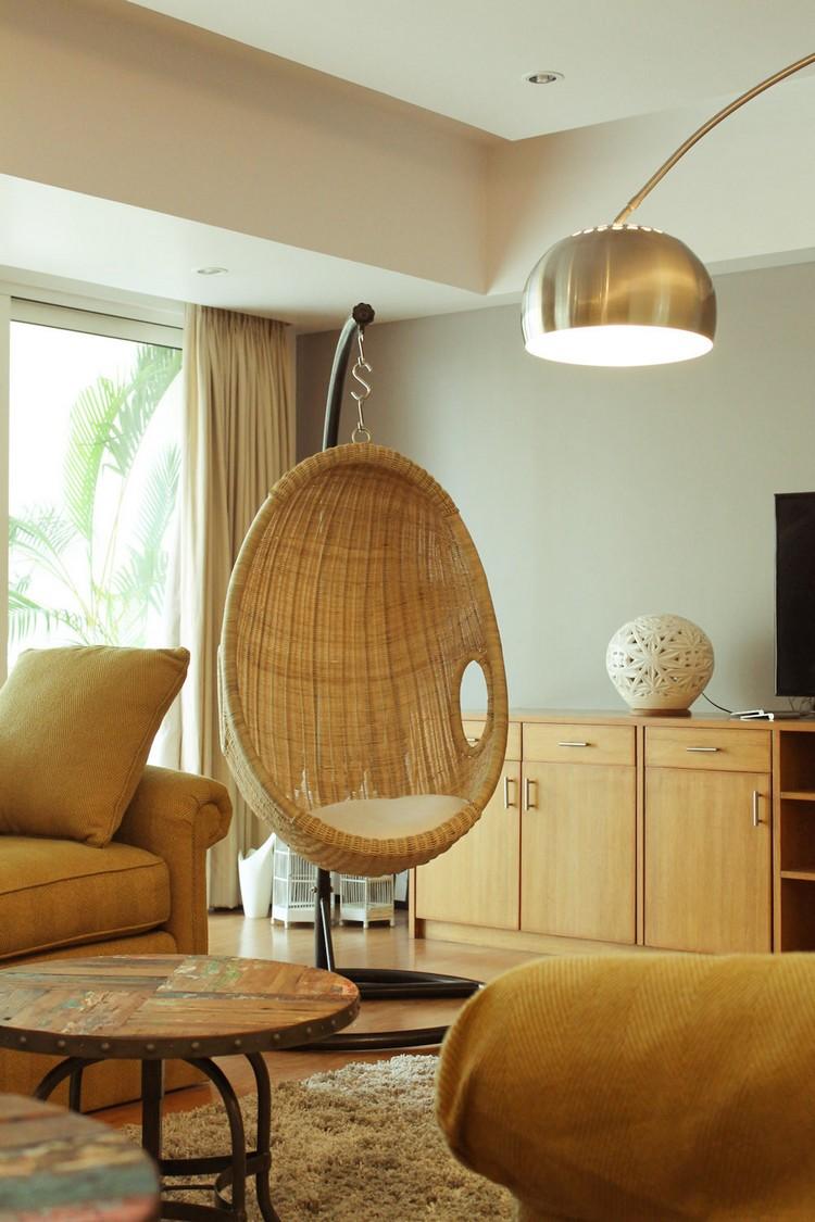 závesná stolička-rám-vnútri-ratan-prírodný-čierny-rám-obývačka