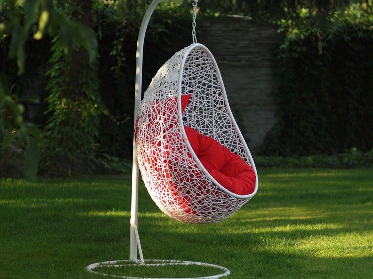 rám na zavesenie stoličky-vonku-biela-záhrada-syntetický-materiál-červený-sedák