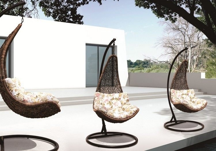 Závesné rámy stoličky-zvonku-čierna-kov-rám-hnedo-syntetické prútené výrobky