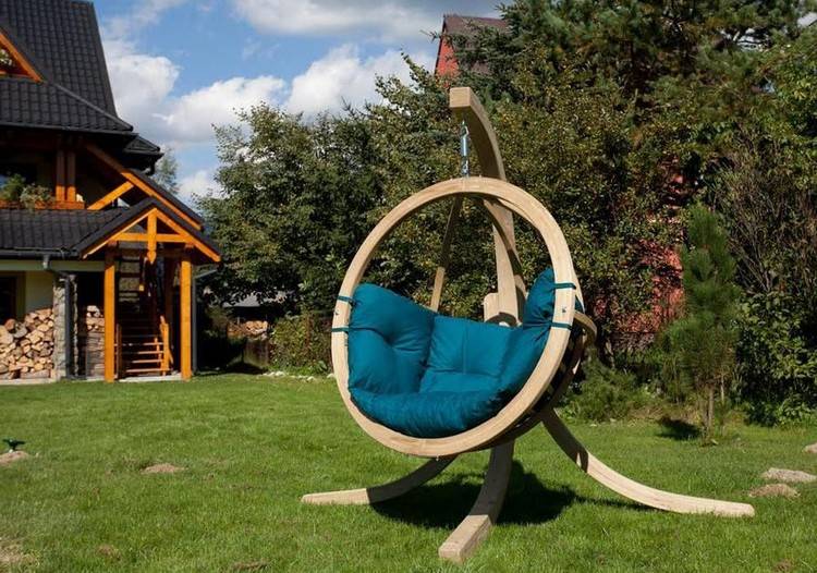 závesné rámy stoličky-vonku-drevo-guľaté-modré-sedáky