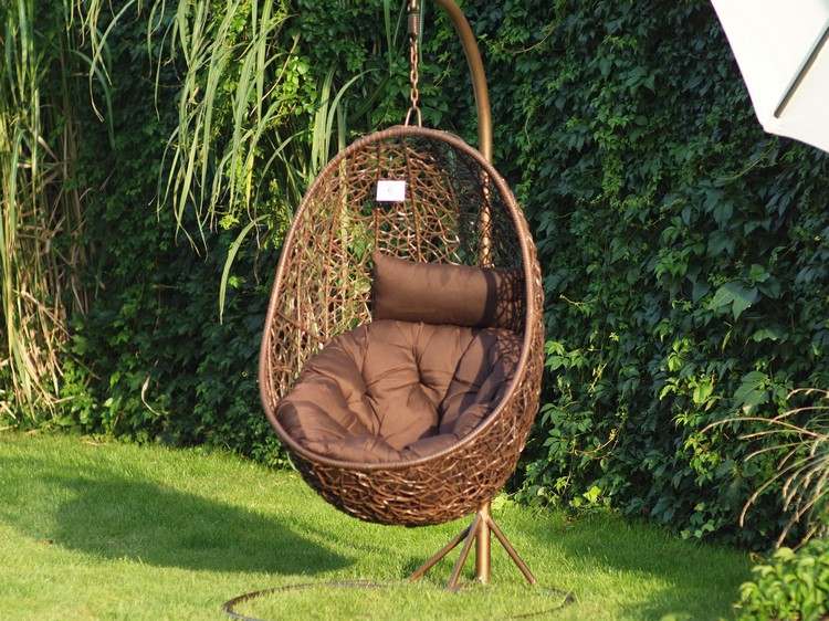 Závesný rám stoličky-zvonku-hnedý-hliníkový-rám-syntetická väzba