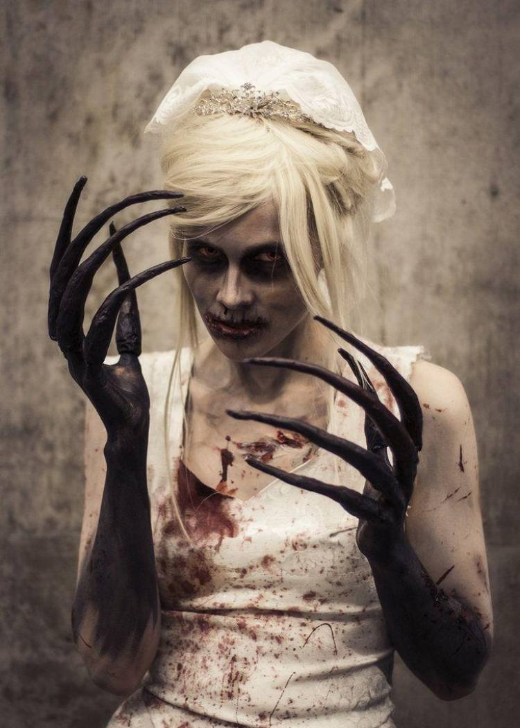 hrozná nevesta démonov sa chystá na halloweensku párty Halloweenske kostýmy -démon-nevesta-čelenka-krvavé škvrny-biele