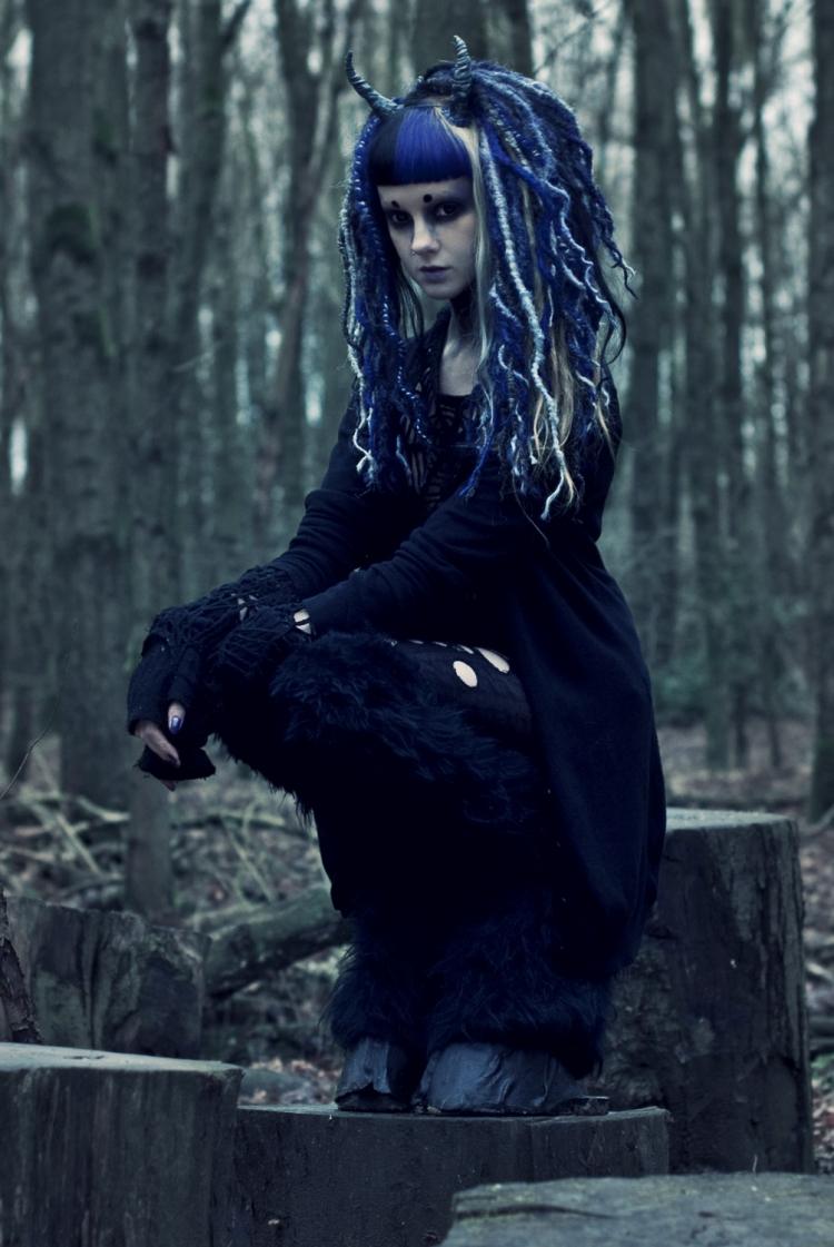 démonická žena s konskými kopytami z lesa Halloweenske kostýmy -démon-žena-tmavomodrá-hoerner-konské kopyto