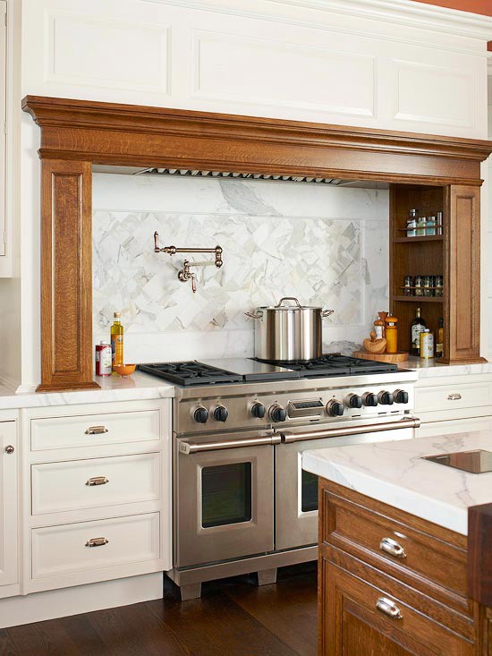 Drevená skrinka v dizajne dlaždíc sivobielej farby