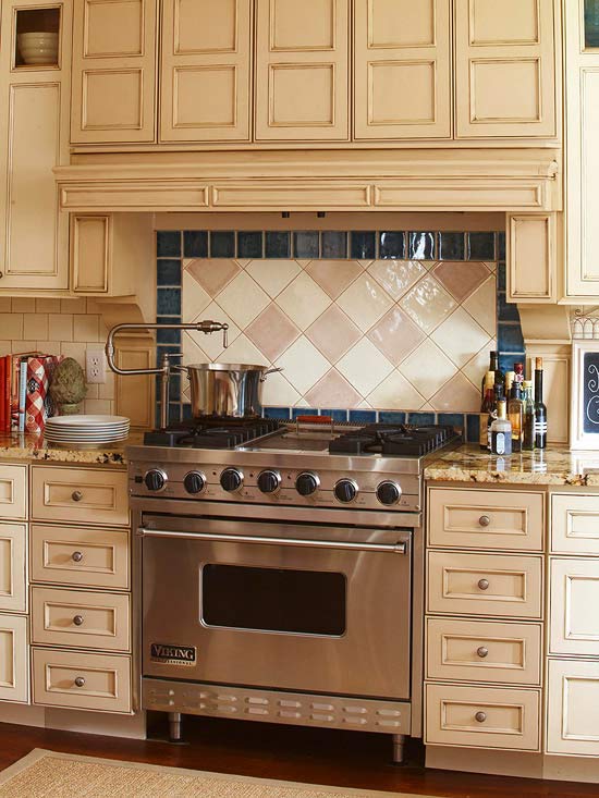 vytvorte originálny modrý okraj pre zadnú stenu kuchyne