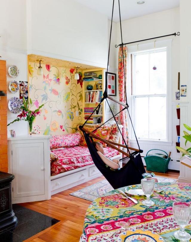 stena v detskej izbe dizajn farebné obrazy dievča kvety rohový výklenok Dizajn detskej izby-farebné-obrazy-dievčatá-kvety-čítanie-výklenok