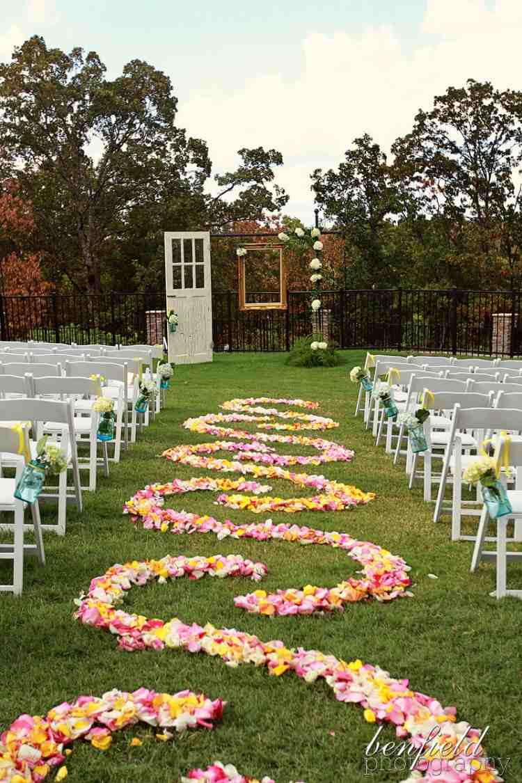 Vzorový vzor s lupeňmi ruží na chodbe svadba-manzelstvo-bez-ruzovych listov-vzor-ulicka