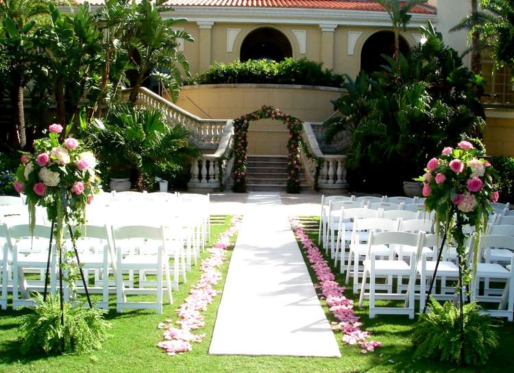 ružové lupene ruží pozdĺž uličky a pergoly na svadobný obrad svadobne-manzelstvo-bez-ruzovej-ruzovej-listovej-ulickovej-stranky