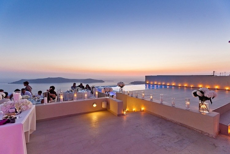 Svadobná hostina na Santorini - symetricky usporiadané lampióny svadobná hostina-zadarmo-santorini-lampióny-symetricky usporiadané