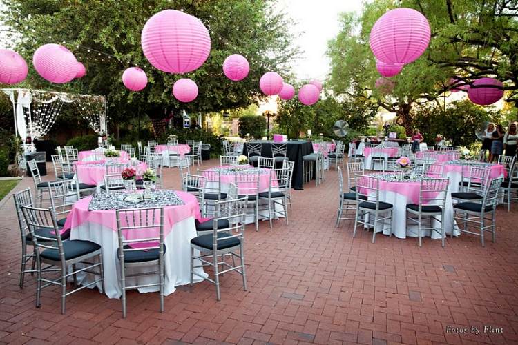 ružové papierové svetlá a okrúhle stoly svadobná hostina-zadarmo-ružové-papierové svetlá-strieborné-stoličky