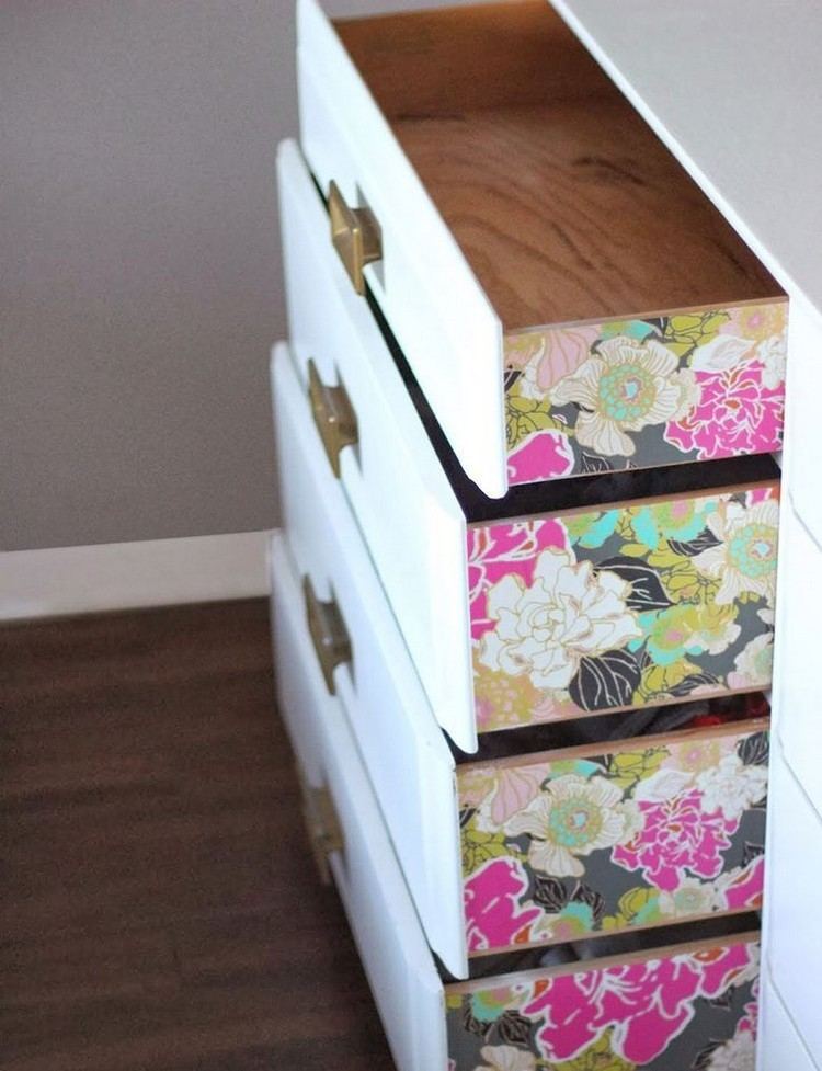 Prilepte boky otvorených zásuviek páskou Nápady na odrezky tapiet si vyrobte sami