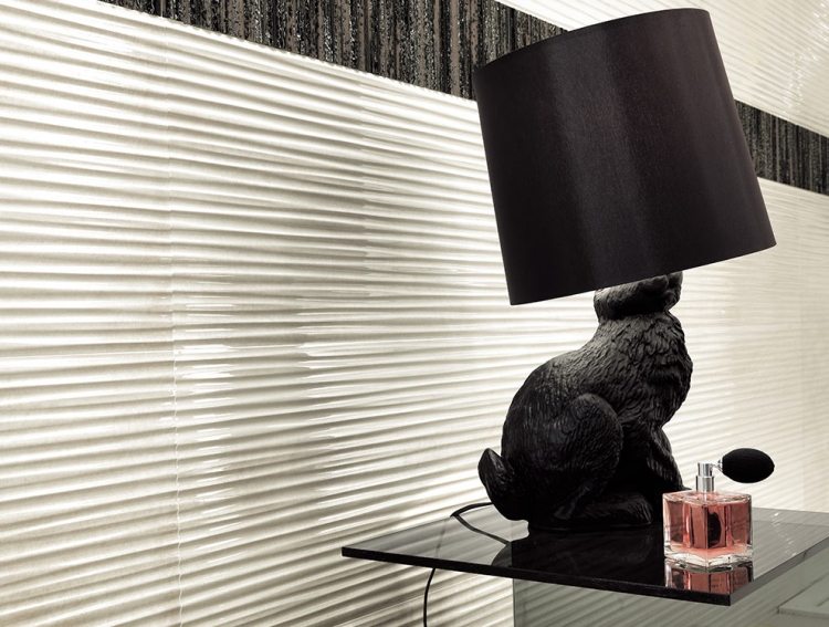 atraktívne bytové doplnky do kúpeľne - obklady z kolekcie Evoque moderná kúpeľňa-dizajn-nápady-čierna-biela-reliéfna lampa-králik-evoque-fap-camiche