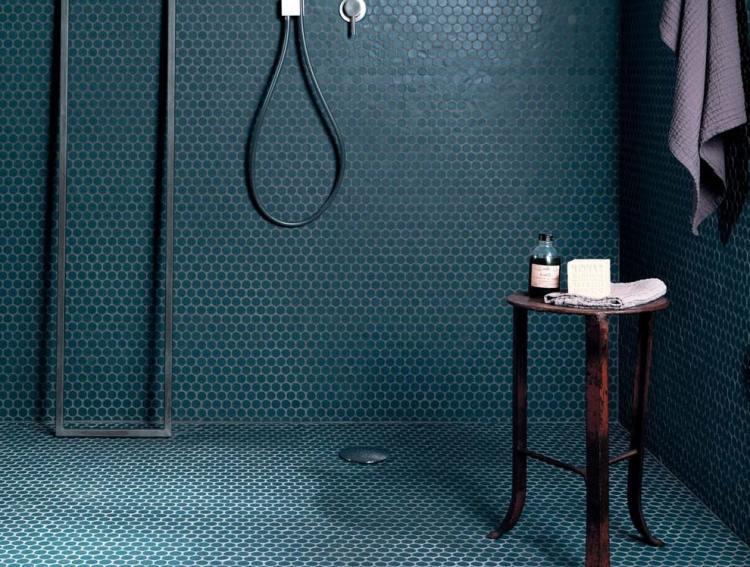 Bostonská zbierka pre moderného mestského človeka moderný-dizajn-kúpeľne-nápady-mozaika-dlaždice-modrý-okrúhly-odtokový-bočný stolík