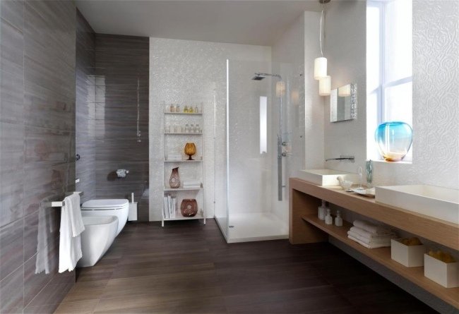 moderný dizajn kúpeľne obklady biela vysoký lesk sivé sklo sprchovací kút drevo obklady do kúpeľne biela vysoký lesk sivý sklenený sprchovací kút drevená dlažba