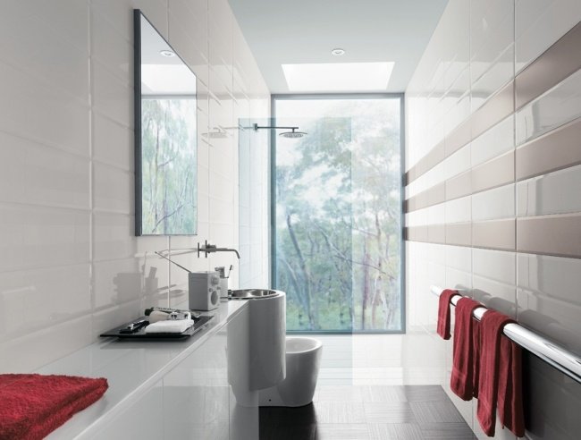 úzka kúpeľňa dizajn vysoký lesk biele dlaždice veľké okno úzka kúpeľňa vysoký lesk biele dlaždice veľké okno