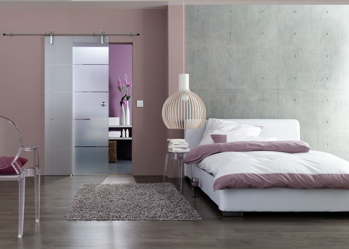 moderné-interiérové ​​dvere-jeld-wen-sklenené-posuvné-dvere-kovový rám-v-prednej časti-steny-beh