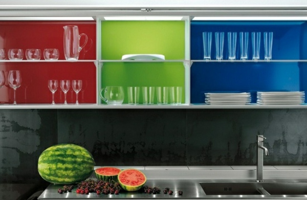 dekorácia farebných kuchynských políc