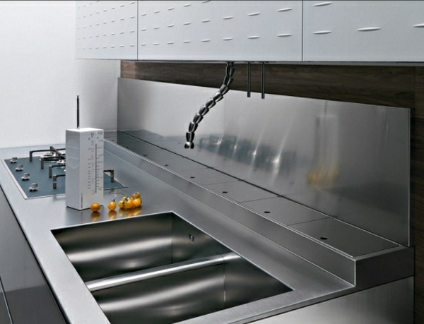 zaujímavá-faucet-sivá-moderná-kuchyňa