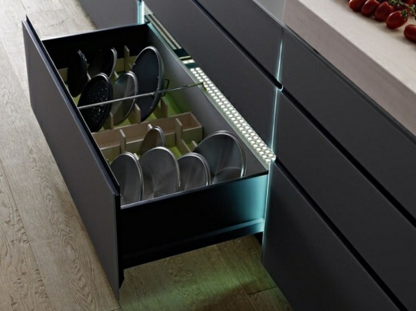 Kompaktný nábytok-kuchynské zásuvky