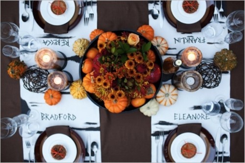 dekorácia stola-jeseň-nápady-mini-tekvice-bežec na stôl-meno-hostia-písať