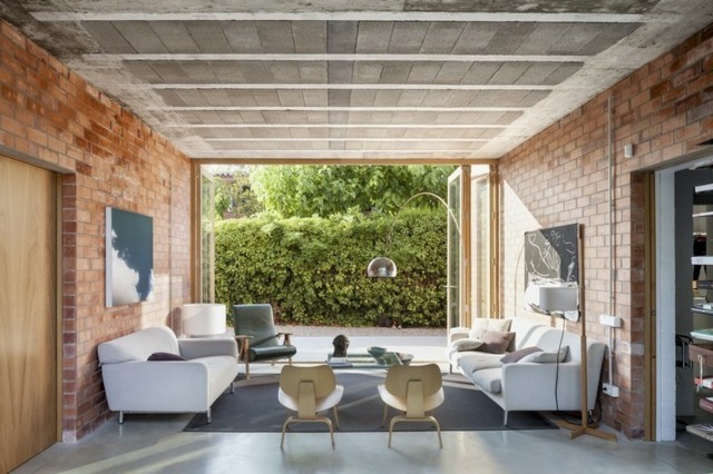 Obývacia izba moderný interiér biela sedacia súprava stoličiek