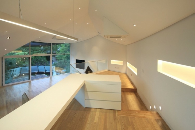 Steny natreté bielou zapustenou drevenou podlahou