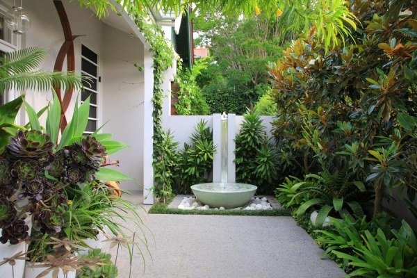 vonkajší priestor moderné vybavenie bujná výsadba čerstvé prostredie vodné prvky v záhrade vonkajší priestor moderné vybavenie