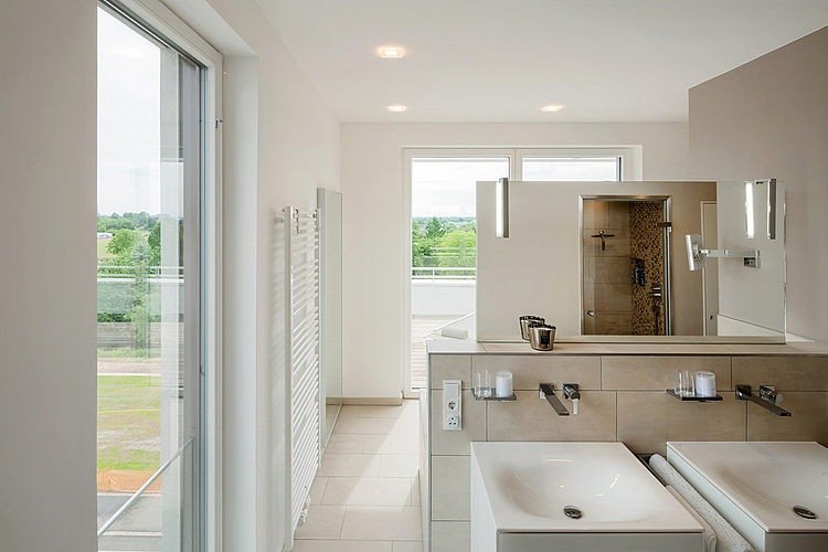 otvorená kúpeľňa-dvojitá márnosť-béžová-farebná dlažba