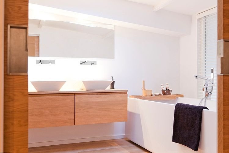 malá-kúpeľňa-dvojumývadlo-drevená-podstavná-skrinka-vaňa