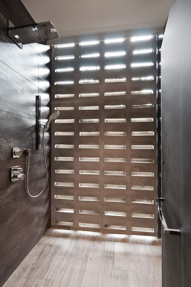 dlaždice-sprchovací kút-tmavohnedé tóny