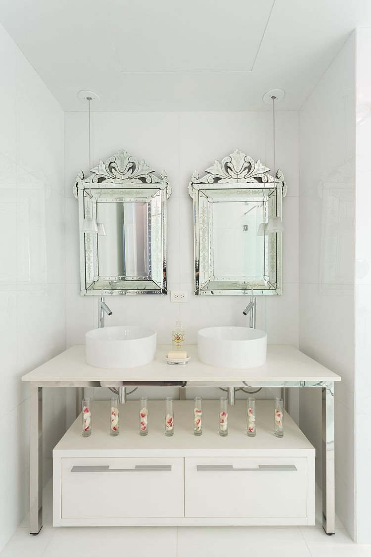 kúpeľňa-biele-dvojité umývadlo-okrúhle-pultové-nástenné zrkadlo