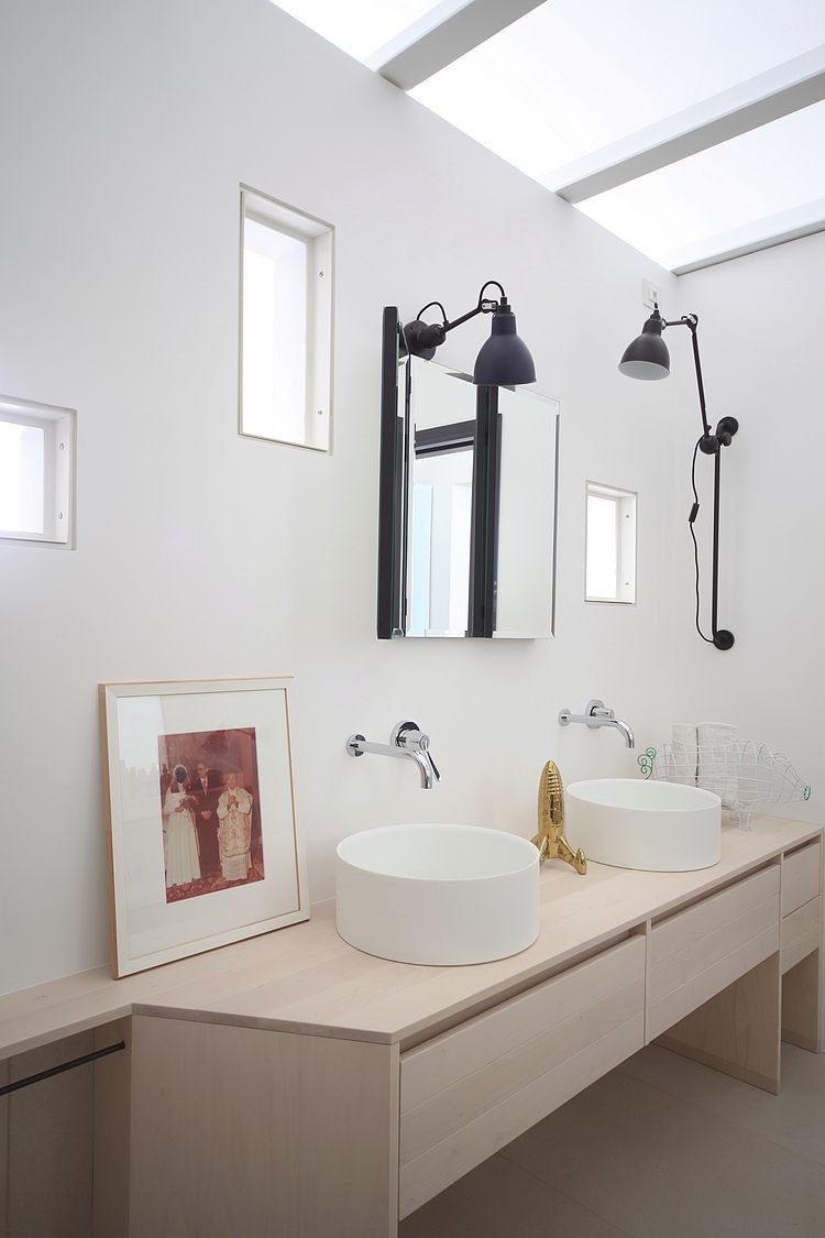 skrinka do kúpelne-loft-denné svetlo-svetlo-drevo-márnosť