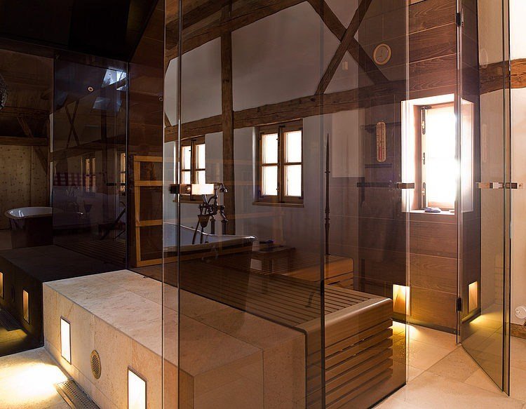 lavička v štýle kúpeľňa-chata-dymovo-sklenené-dvere