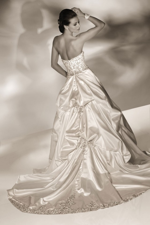 Priliehavý výstrih, na sukni efekt flounce Bohaté vláčikové svadobné šaty so zadným výstrihom