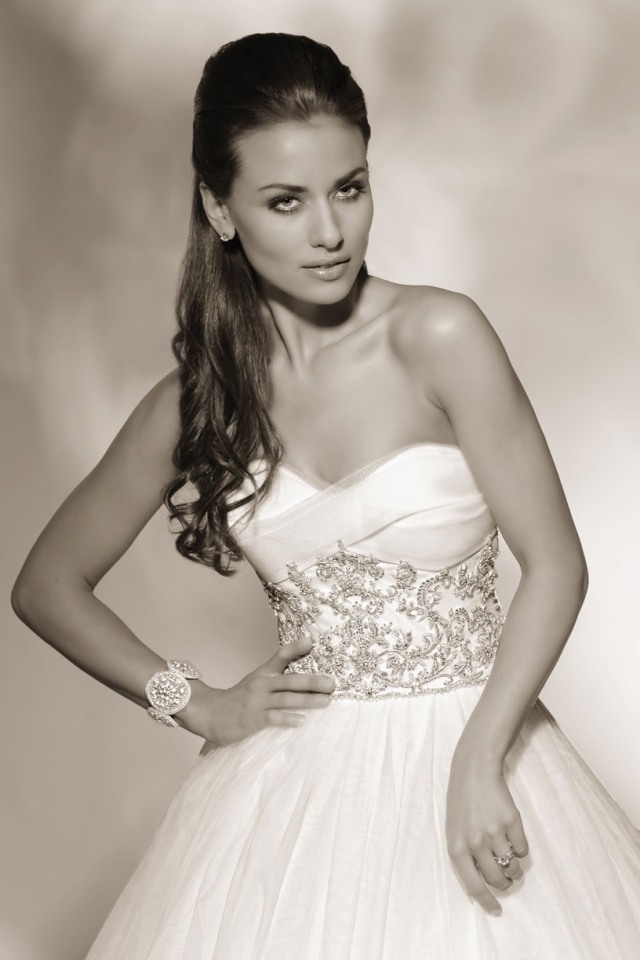 Bohatý opasok s výšivkou, prsnejší výstrih miláčik svadobné značkové šaty s vysokým pásom