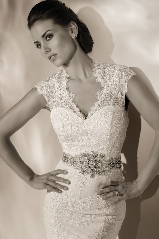 Výstrih do V, čipkované rukávy, opasok s ozdobou Svadobné šaty s čipkou do krku a mini rukávom