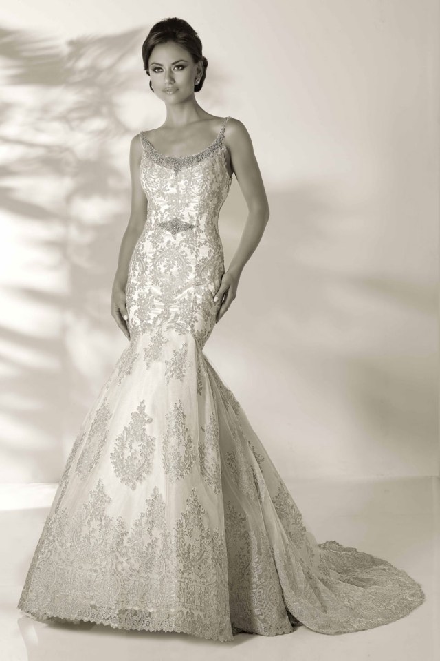 Dekolt z flamenca, bohatá výšivka, po zem tyl-výšivka-svadobné-šaty-impérium-deco