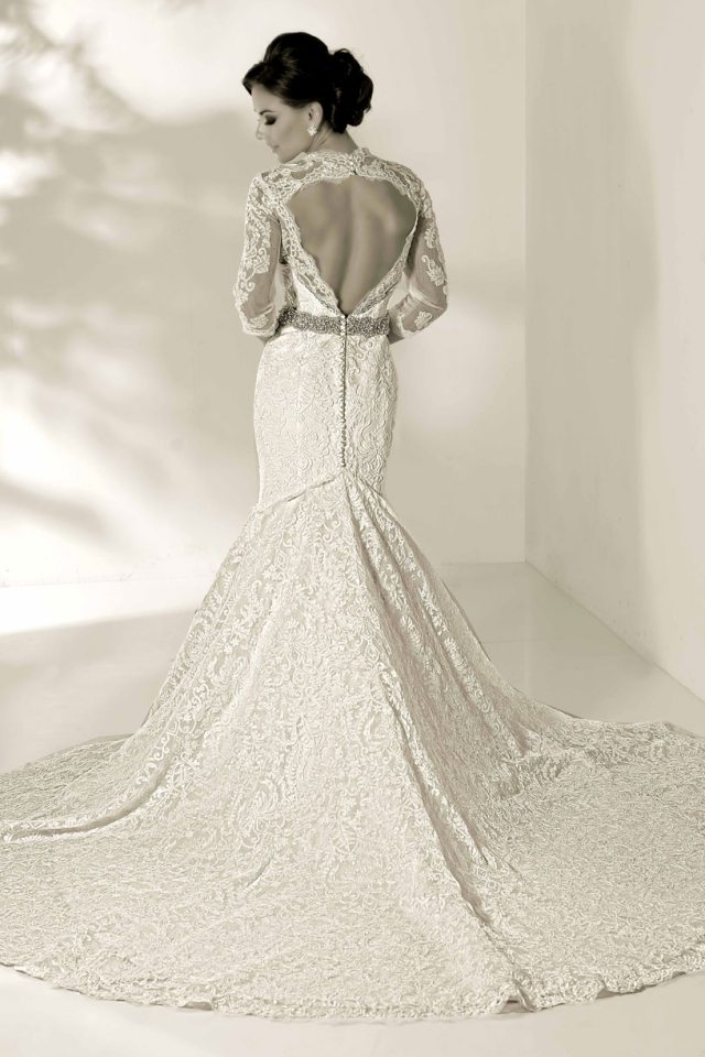 Bohaté čipkované šaty, elegantné gombíky na chrbte čipka-srdce-chrbát-výstrih-bohatá-rock-nevesta