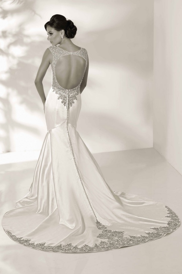 Okrúhly zadný výstrih, výšivka, vlečka svadobné šaty s okrúhlym výstrihom a výstrihom do dlhej podlahy